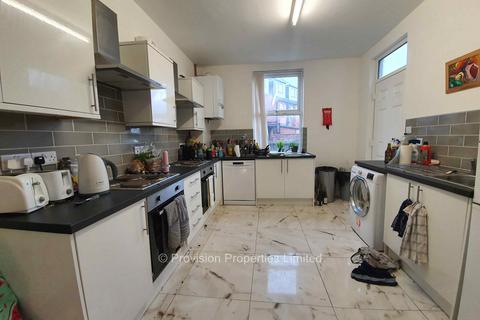 8 bedroom terraced house to rent, Brudenell Road, Hyde Park LS6