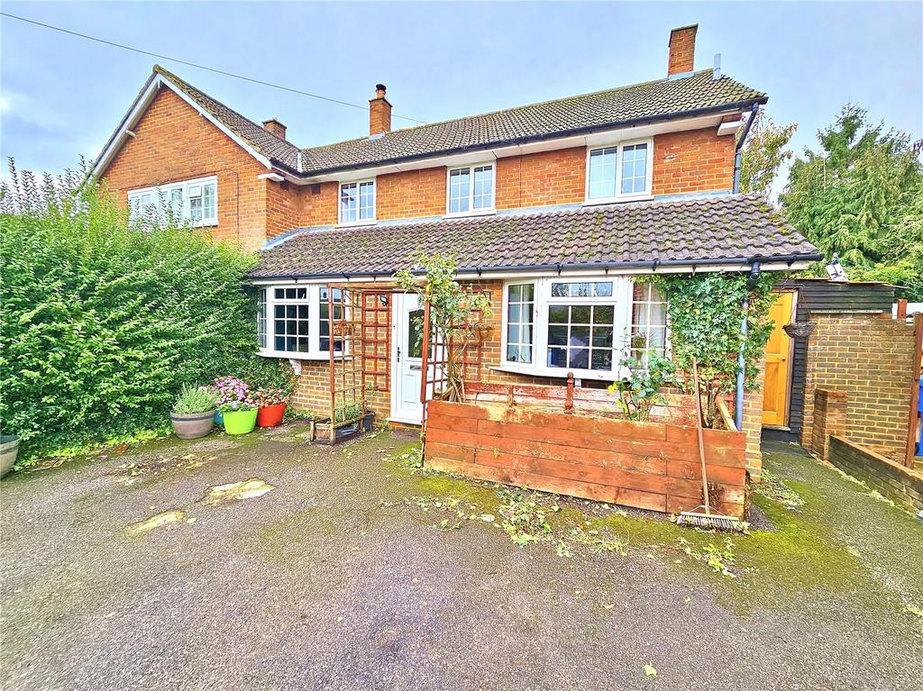 Hammond Road, Horsell, Woking... 4 bed semidetached house £1,800 pcm