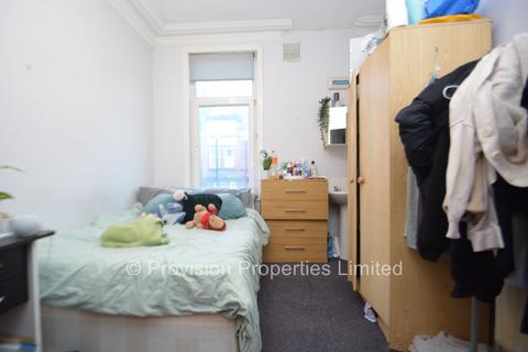 6 bedroom end of terrace house to rent, Regent Park Avenue, Hyde Park LS6