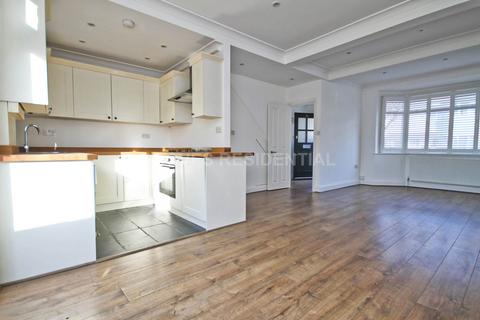 4 bedroom terraced house to rent, Stanley Avenue, New Malden