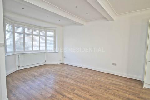 4 bedroom terraced house to rent, Stanley Avenue, New Malden