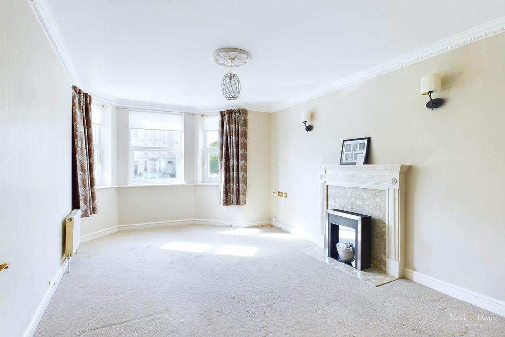 Wilmington Square, Eastbourne 2 bed apartment for sale £225,000