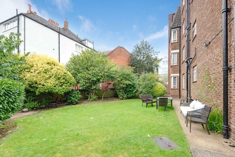 Apartment in Hampstead - More