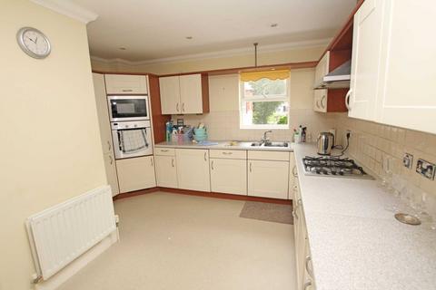 3 bedroom flat for sale, Silverdale Road, Eastbourne, BN20 7EY