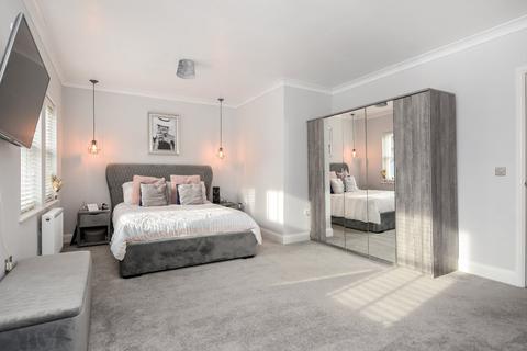 4 bedroom detached house for sale - Horseshoe Crescent, Shoebury Garrison, Shoeburyness, Essex, SS3