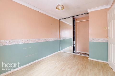 10 Pease Close, Hornchurch, RM12 5AW