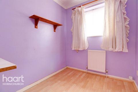 10 Pease Close, Hornchurch, RM12 5AW