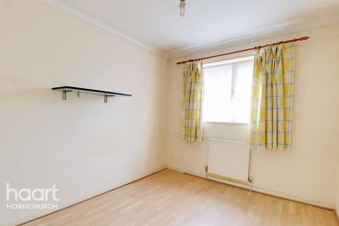 10 Pease Close, Hornchurch, RM12 5AW