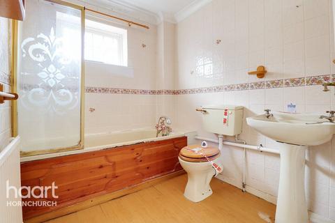10 Pease Close, Hornchurch, RM12 5AW