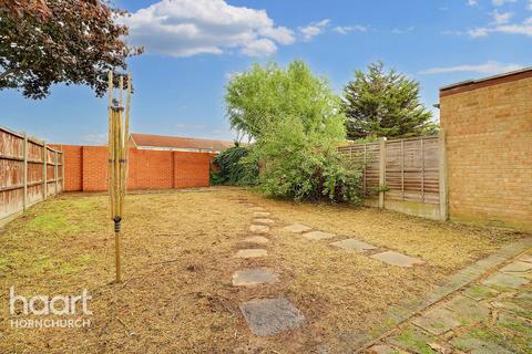 10 Pease Close, Hornchurch, RM12 5AW