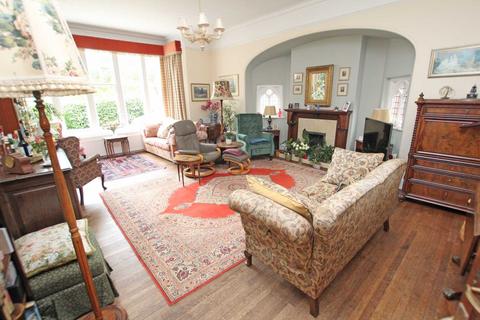2 bedroom flat for sale, Saffrons Road, Eastbourne, BN21 1DU