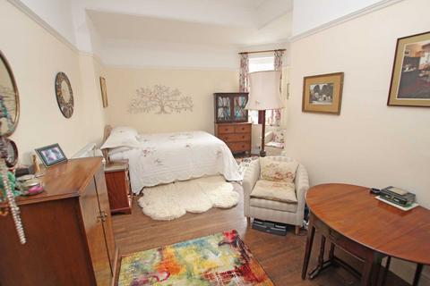 2 bedroom flat for sale, Saffrons Road, Eastbourne, BN21 1DU