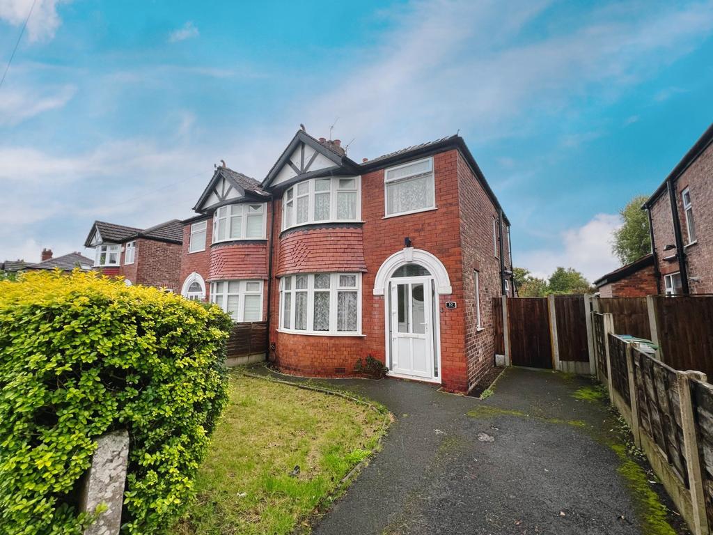 Crofton Avenue, Timperley... 3 bed semidetached house £1,475 pcm (£