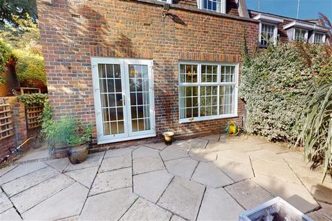 7 Hazelwood, Loughton, IG10 4ET
