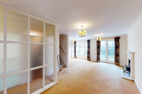 7 Hazelwood, Loughton, IG10 4ET