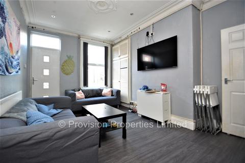 6 bedroom terraced house to rent, Queens Road, Hyde Park LS6