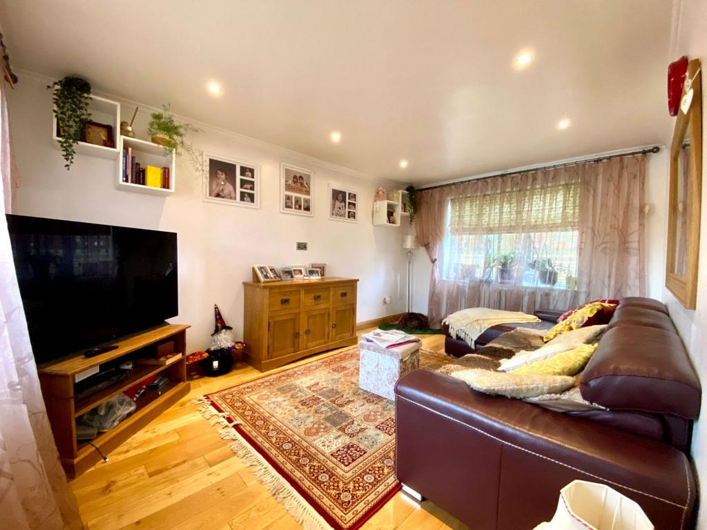 Pine Ridge, Southfields, Northampton NN3 5LL 4 bed detached house for