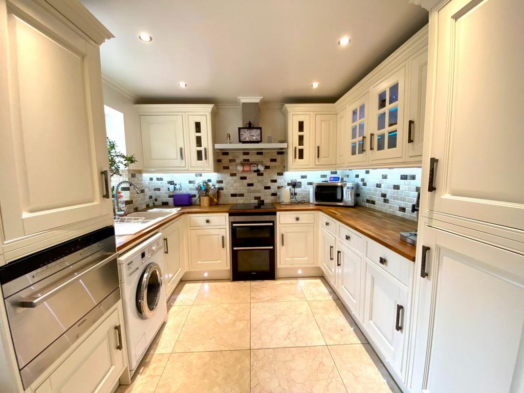 Pine Ridge, Southfields, Northampton NN3 5LL 4 bed detached house for