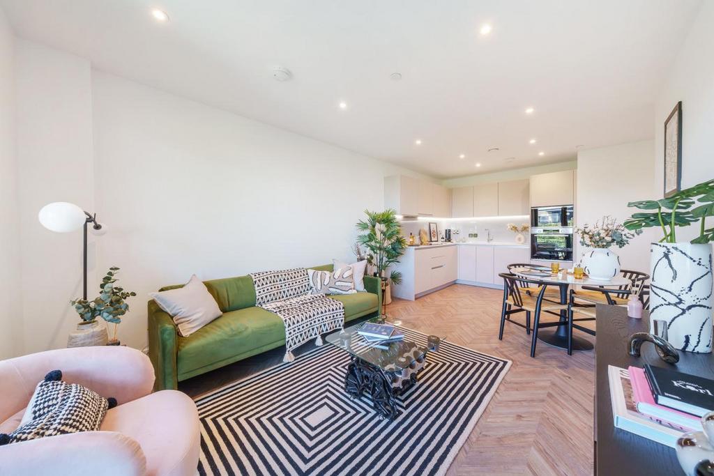 Brixton Hill, Brixton 2 bed flat for sale £625,000