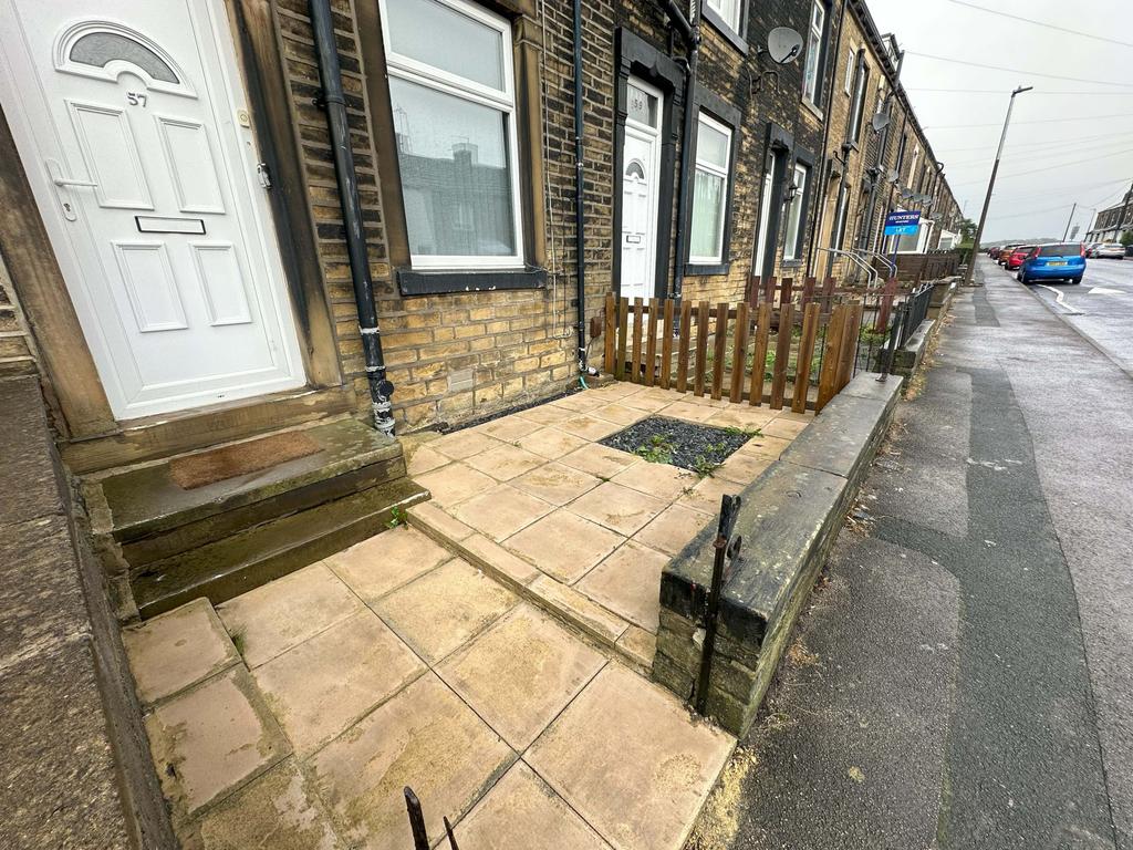 Woodhall Avenue, Bradford, West Yorkshire, BD3 2 bed terraced house to rent £800 pcm (£185 pw)