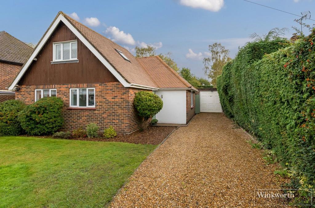 MacDonald Road, Lightwater, Surrey, GU18 4 bed bungalow for sale £650,000