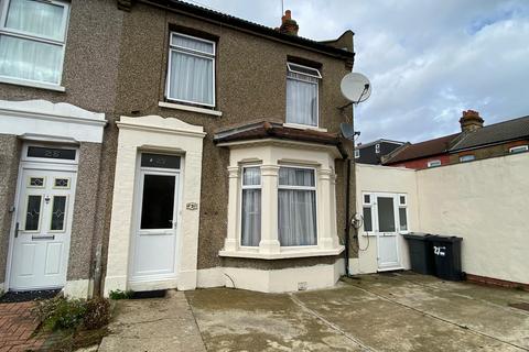 4 bedroom terraced house to rent, 27 Eynsford Road Ilford IG3 8BA