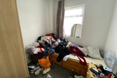 4 bedroom terraced house to rent, 27 Eynsford Road Ilford IG3 8BA