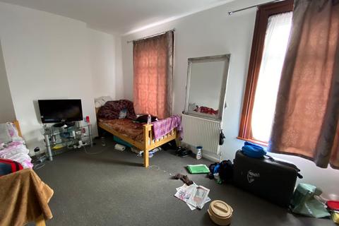 4 bedroom terraced house to rent, 27 Eynsford Road Ilford IG3 8BA