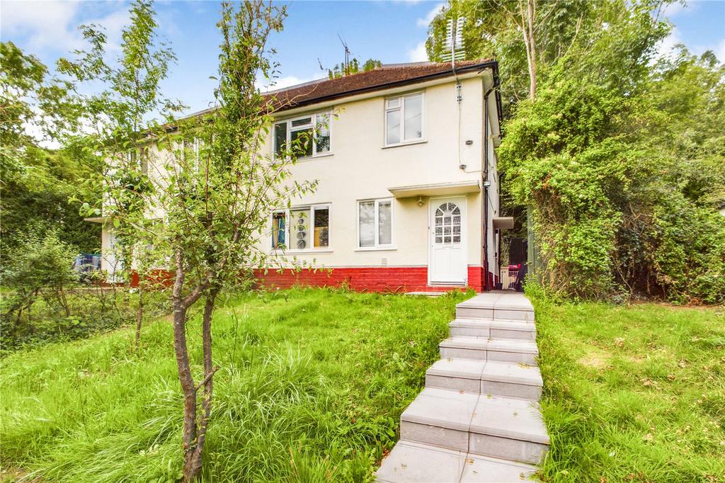 Kentwood Hill, Tilehurst, Reading... 2 bed £1,200 pcm (£277 pw)