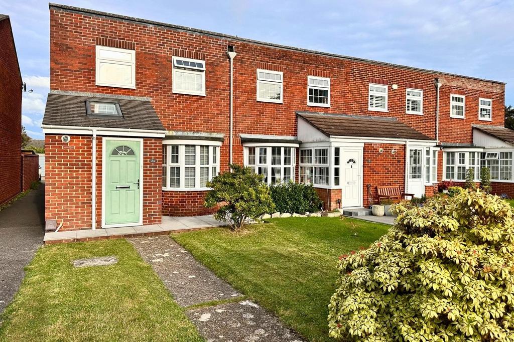 Nea Close, Highcliffe, Dorset. BH23 4QQ 3 bed end of terrace house for