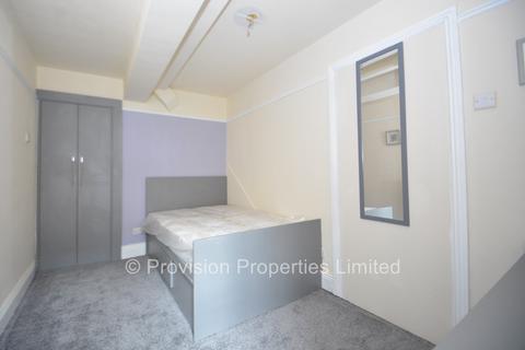 3 bedroom flat to rent, Regent Park Terrace, Hyde Park LS6