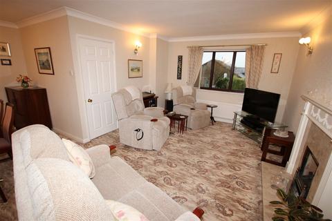 16 Haigh Close, Hoylandswaine, Sheffield, S36 7LF