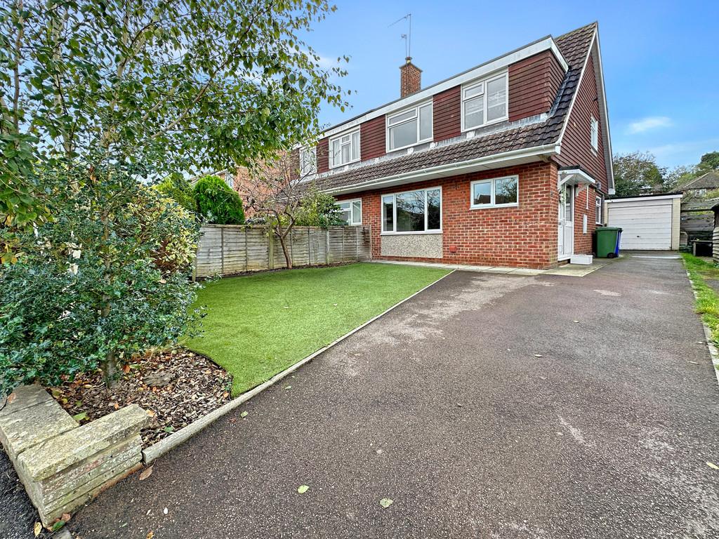 Glebe Drive, Brackley 3 bed semidetached house £285,000