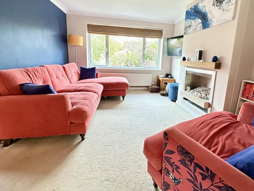 Glebe Drive, Brackley 3 bed semidetached house £285,000