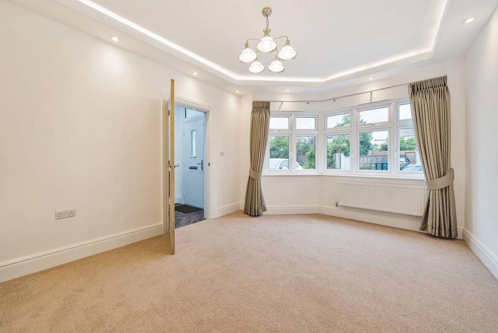 Minniedale, Surbiton, KT5 3 bed semidetached house £4,750 pcm (£1,096 pw)