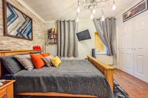 69 Battery Road, London, SE28 0JW