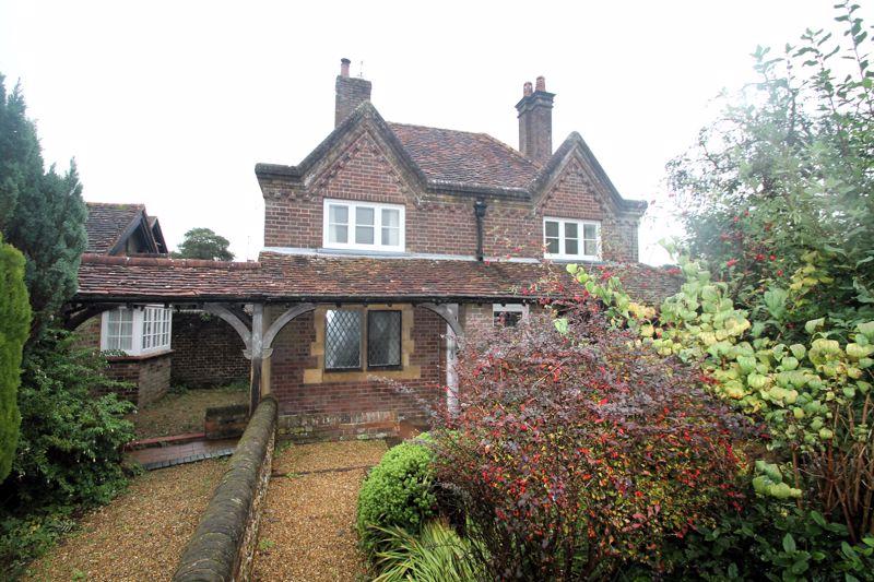The Lee, Great Missenden HP16 2 bed property £1,450 pcm (£335 pw)