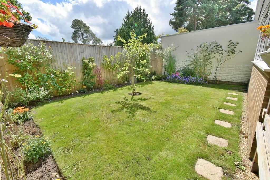 Longacre Drive, Ferndown, BH22 2 bed detached bungalow for sale £450,000