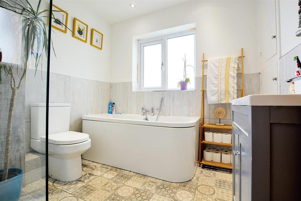 Bathroom 1.jpeg
