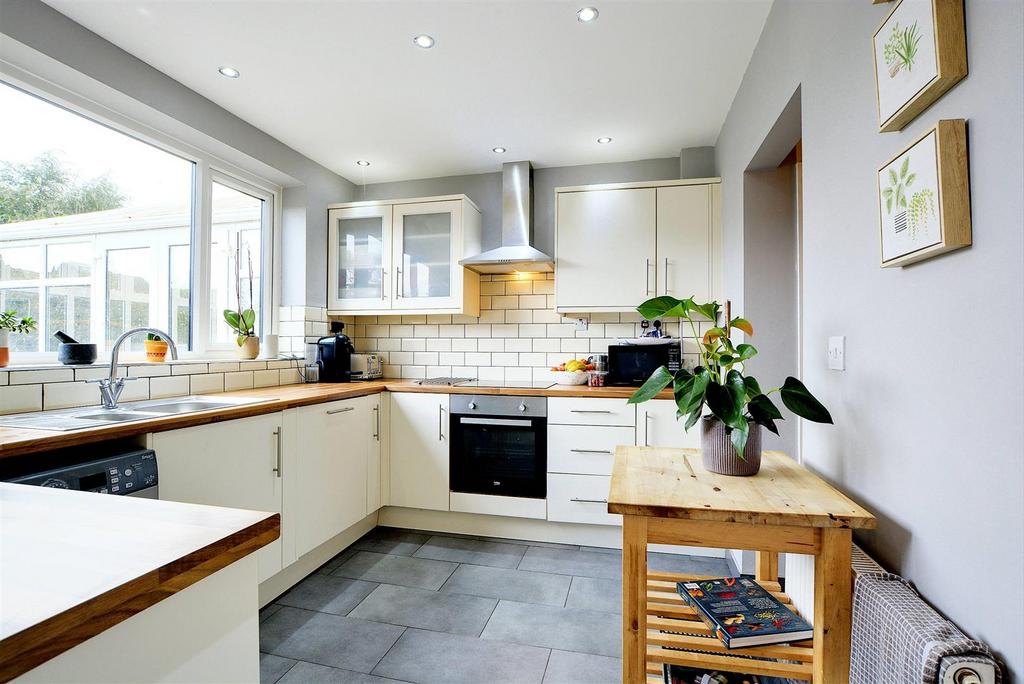 Kitchen 2.jpeg