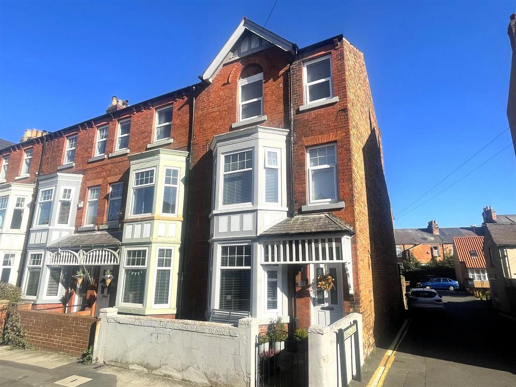 St. Johns Road, Scarborough 5 bed end of terrace house for sale £225,000