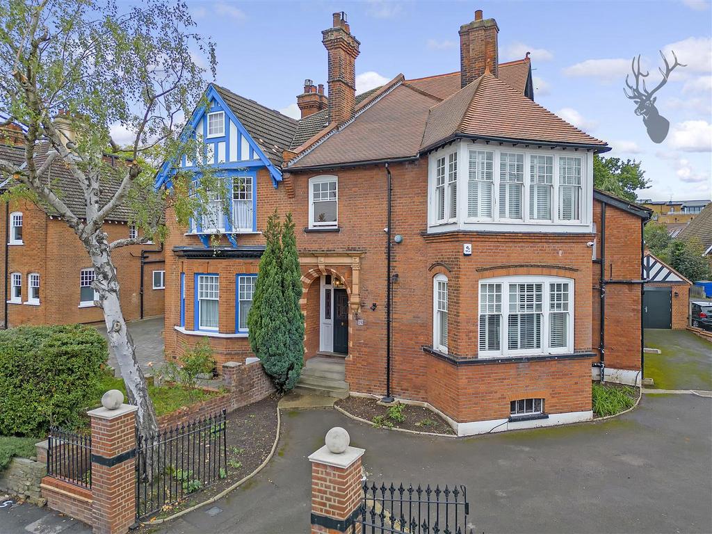 Kings Avenue, Buckhurst Hill IG9 5 bed house to rent £5,000 pcm (£
