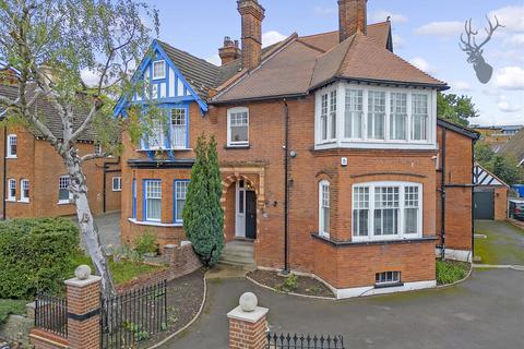 5 bedroom house to rent, Kings Avenue, Buckhurst Hill IG9