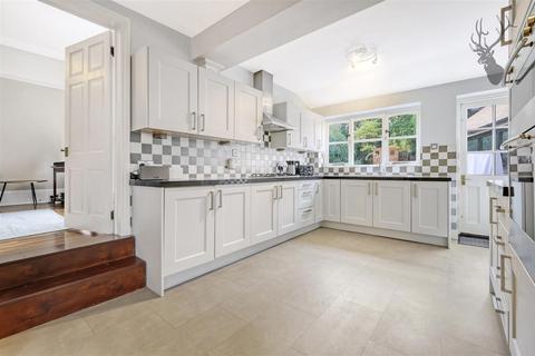 5 bedroom house to rent, Kings Avenue, Buckhurst Hill IG9