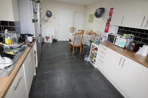 5 bedroom terraced house to rent, *£130pppw excl bills* Kimbolton Avenue, Lenton, NG7 1PS