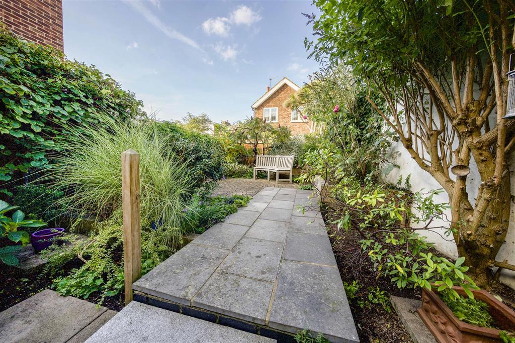 Albion Road, Twickenham 3 bed semidetached house for sale £675,000