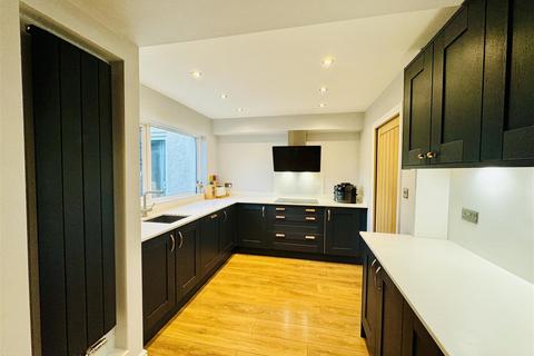 4 bedroom detached house for sale - Kings Road, Llandybie, Ammanford