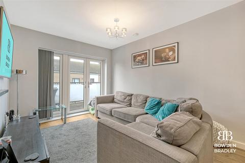 2 bedroom apartment for sale - Reservoir Way, Hainault