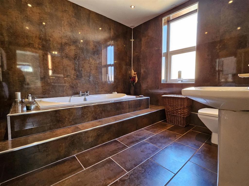 En suite bathroom/wc