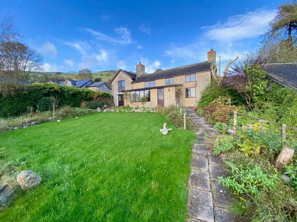 Llanrhaeadr Ym Mochnant, Oswestry 3 bed detached house £375,000